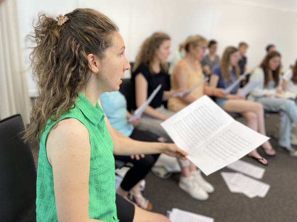 Quelle: Janik Hollaender Eine Sängering singt im Chor des Intensivkurses zur C-Ausbildung